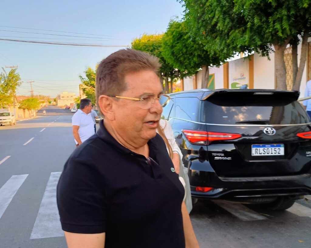 Governador em exercício, Adriano Galdino inspeciona obras do Hospital Regional de Pocinhos, no Agreste paraibano